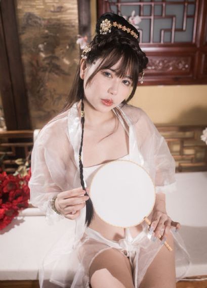 扒开她内裤把她摸出水_4K高清迅雷在线观看